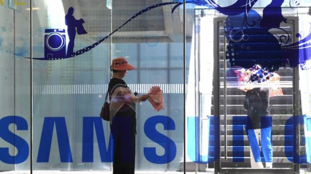 Samsung profits tumble as it warns of 'challenges' ahead